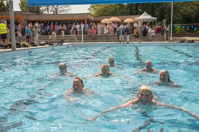 Zomer kan beginnen: gerenoveerd zwembad De Abelen in Swifterbant officieel open