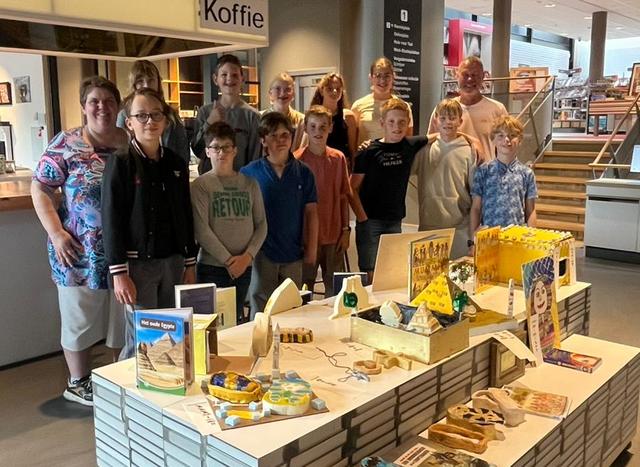Expositie van HB-groep Almere College in FlevoMeer Bibliotheek Dronten