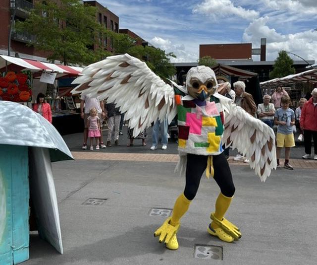 Dynamische kunstmarkt op Meerpaalplein in Dronten