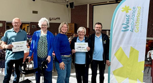 Lentefair PG Dronten reikt cheques uit aan Wens Ambulance en Vrienden van het Hospice
