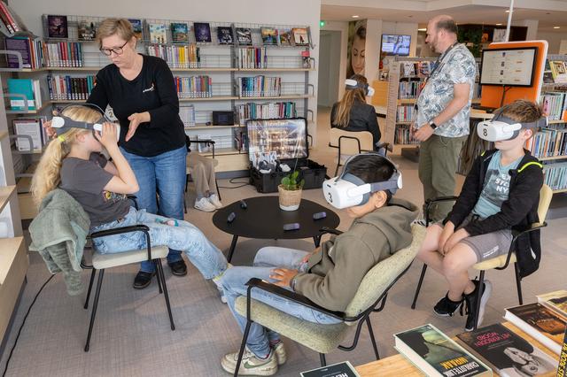 Bezoekers van de bieb in Swifterbant maken een virtuele wandeling door het Achterhuis van Anne Frank