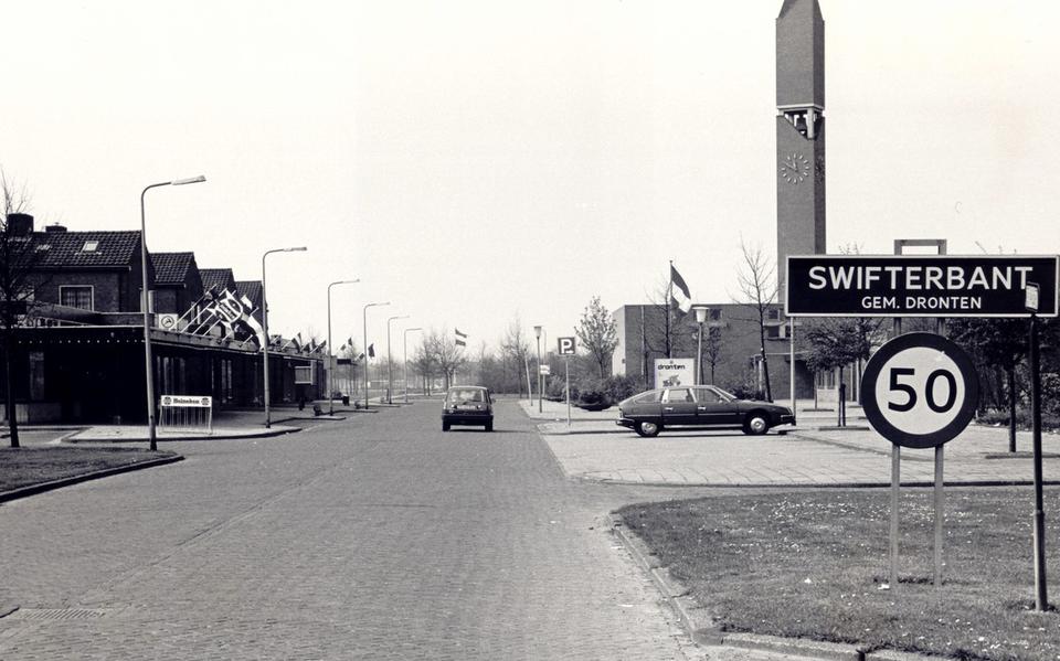Historische foto van de entree van Swifterbant, met rechts kerkcentrum De Hoeksteen.