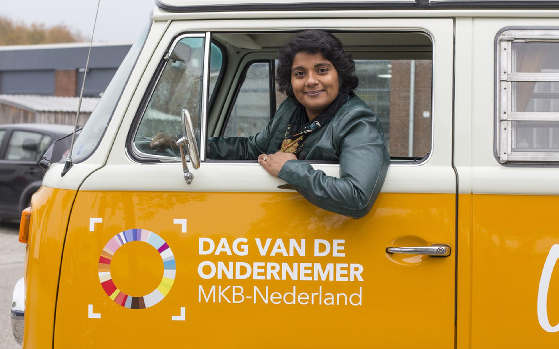 In een VW-camperbus rijdt wethouder Irene Korting over de bedrijventerreinen en bezoekt ze diverse ondernemers. 