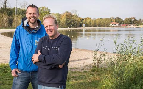 Olof Pauw (rechts, Paradiso Droomlocatie) werkt samen met Tom Bremer (links) die de watersportactiviteiten van Surfschool Paradiso zal voortzetten onder de naam Toms Beach en Surf.