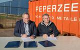 Wethouder Jop Fackeldey en  algemeen directeur Johan van Peperzeel ondertekenen de koopovereenkomst.