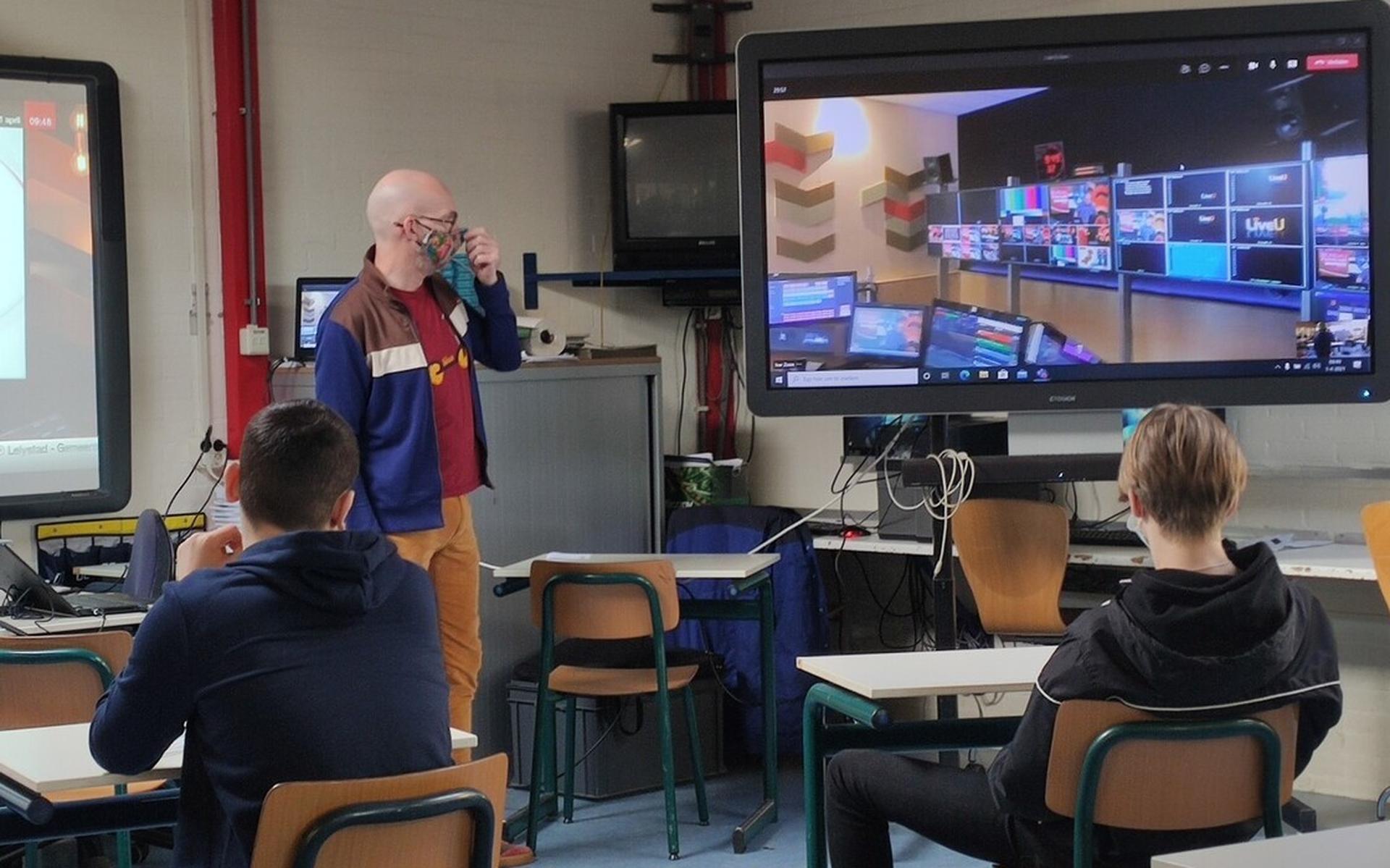 Omroep Flevoland liet door een livestream zien hoeveel techniek er komt kijken bij het maken van een radio- en/of televisie-uitzending.