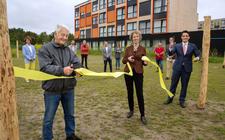 Cor Fokkink (HVOB), Martine Visser (Centrada) en wethouder Adam Elzakalai openen de sport en spel locatie voor de bewoners van Wonen bij LARS’