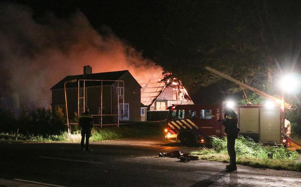 Vonkenregen Bij Zeer Grote Brand In Boerenschuur Op Urk (foto's En ...