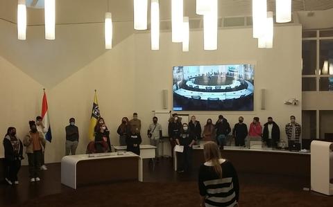 Leerlingen van De Steiger in debat met wethouder Madelon van Noort.