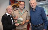 Wethouder Nelly den Os neemt de nieuwste uitgave van het bomenboekje in ontvangst van de samenstellers Peter Kouwenhoven (midden) en Ab Strijker.