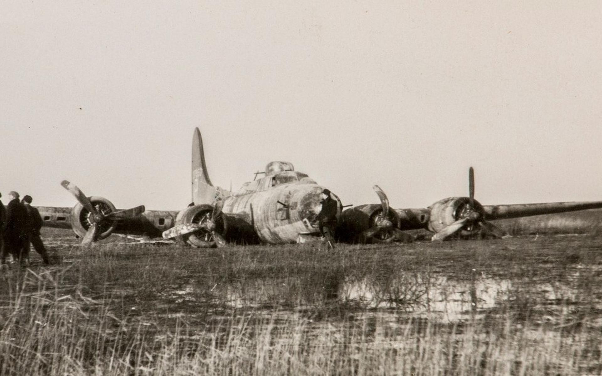 Fietsen langs vindplaatsen van vliegtuigwrakken uit de oorlog - Flevopost