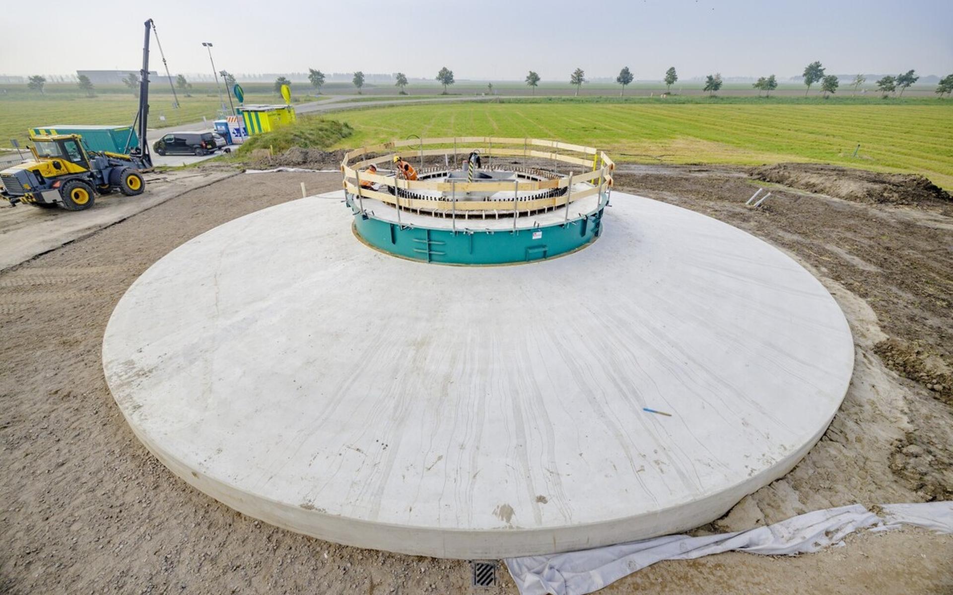 Het plaatsen van de windmolenfundaties begon in september 2021.