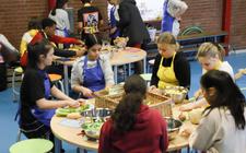 Leerlingen van Laetare sluiten het project 'Van zaadje tot soep' af met een kookles onder leiding van gastdocent Lobke Brouwer.