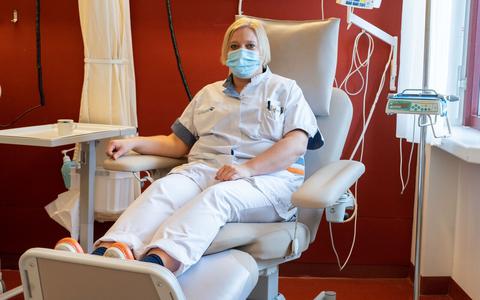 Oncologieverpleegkundige Janneke van den Brink in een van de nieuwe behandelstoelen.