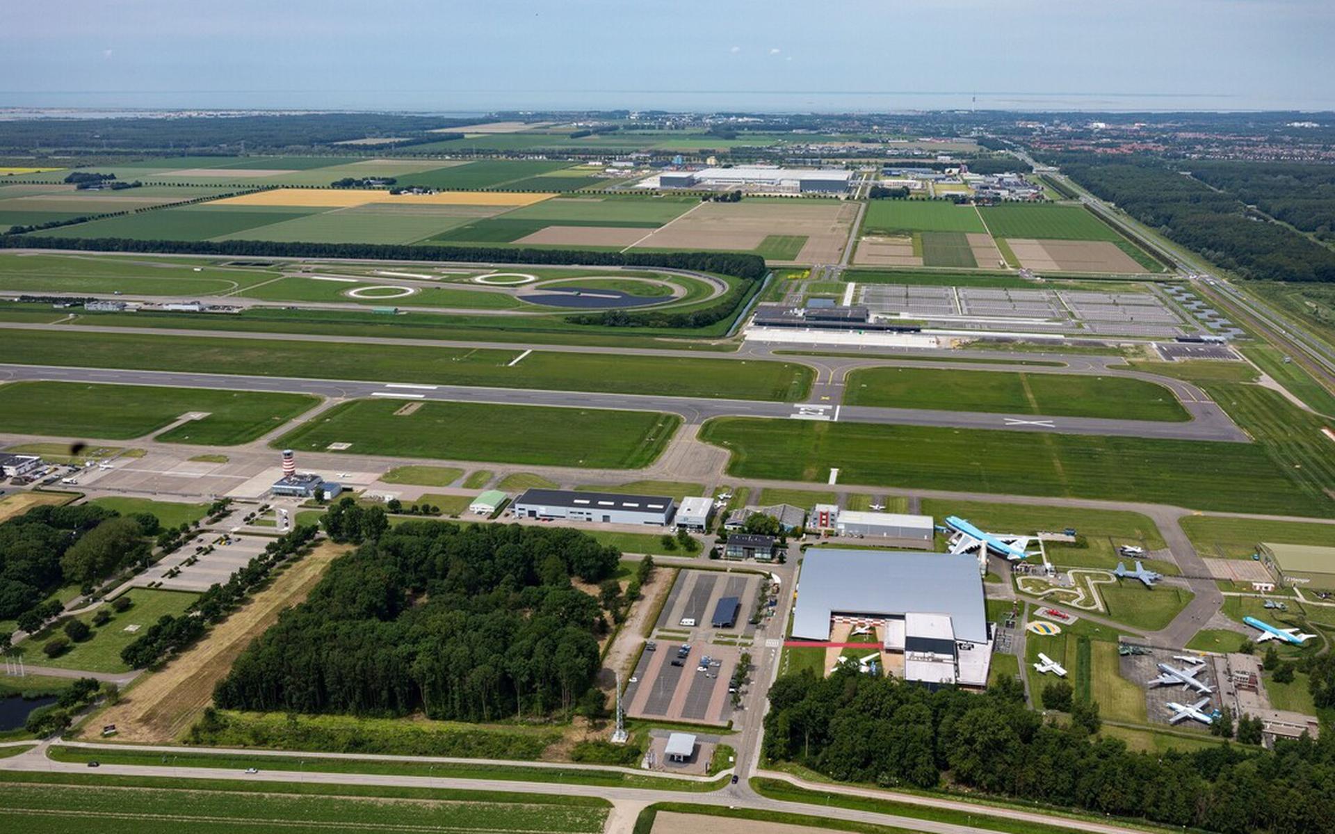 De motie is een reactie op het bericht dat de Schiphol Groep onlangs een aantal boerenbedrijven op de Veluwe heeft opgekocht om daarmee de benodigde natuurvergunning voor Lelystad Airport te kunnen krijgen. 