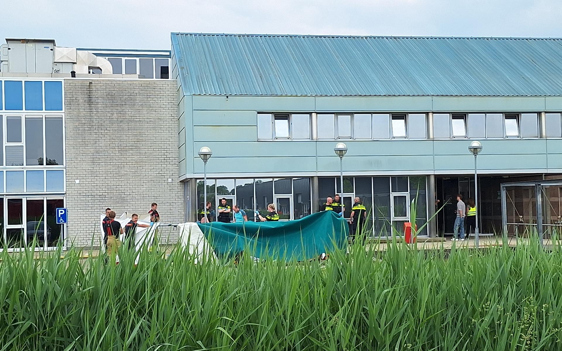 Het slachtoffer lag buiten op het terrein van het werkbedrijf.