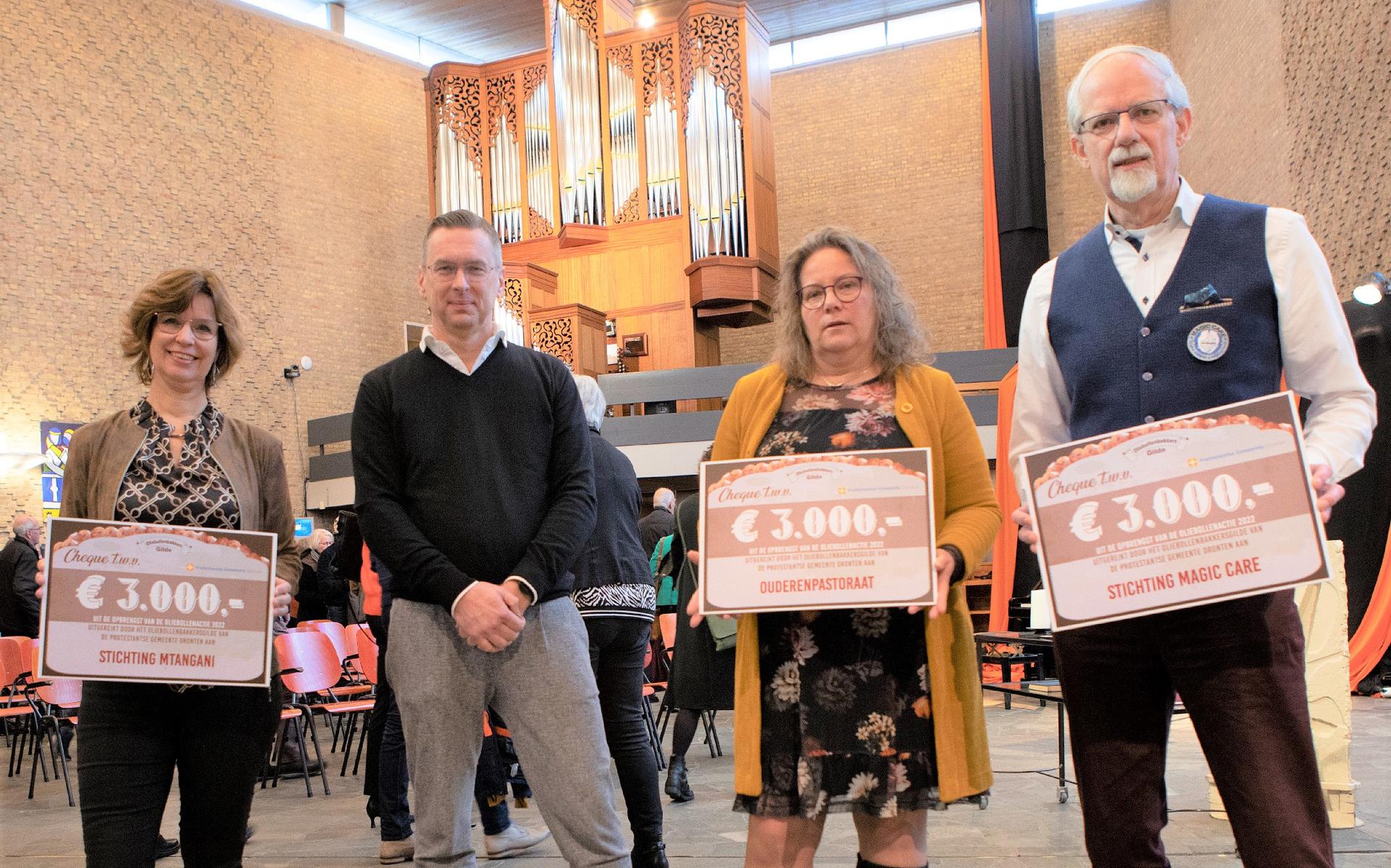 Overhandiging van de cheques.
