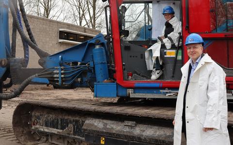 Casper en Arnoud Booij bij het slaan van de symbolische eerste paal van de uitbreiding.