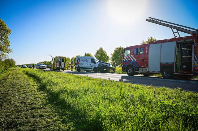 Vrachtwagen en bestelbusje botsen frontaal op Biddingringweg