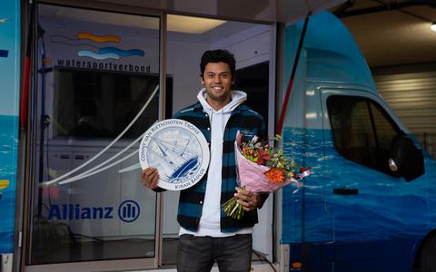 Kiran Badloe wint opnieuw de Conny van Rietschoten Trofee, nadat hij deze bijzondere zeilprijs eerder al in 2019 mocht ontvangen.