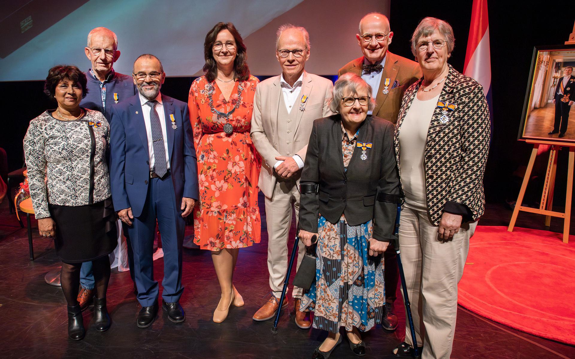 De zeven gedecoreerden in Lelystad, met burgemeester Mieke Baltus (met burgemeestersketting).