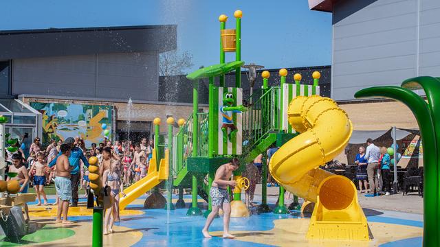 Spraypark bij zwembad De Koploper in Lelystad feestelijk geopend