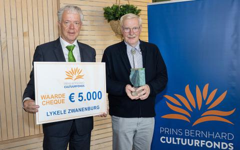In 2022 ontving Lykele Zwanenburg (rechts) de Lelyprijs voor zijn tomeloze inzet om de natuur en de natuurwaarden in Flevoland te behouden en te versterken. De prijs werd uitgereikt door Leen Verbeek, commissaris van de Koning en voorzitter van de Flevolandse afdeling van het Cultuurfonds. 