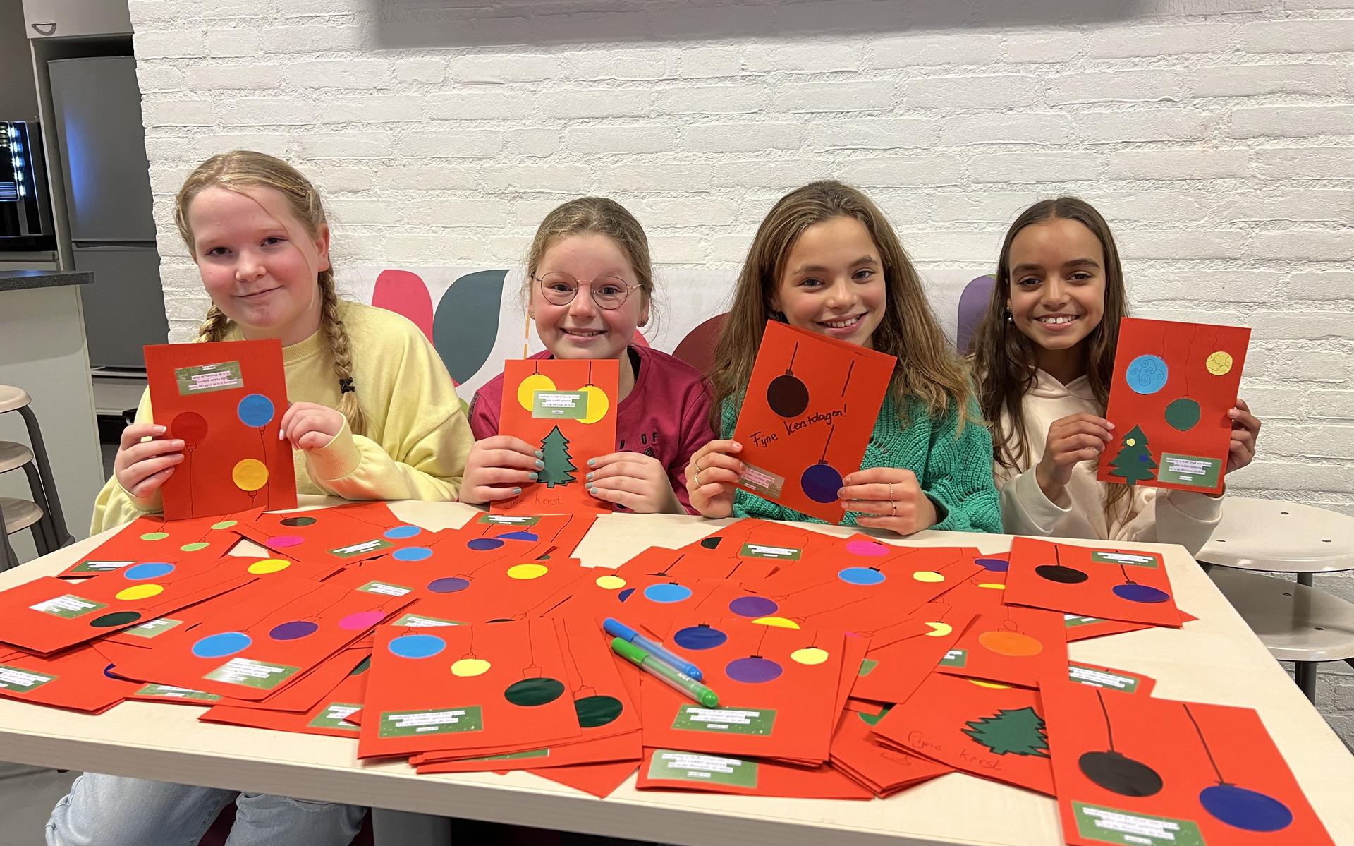 Leerlingen De Schakel in Dronten maken kerstkaarten voor ouderen