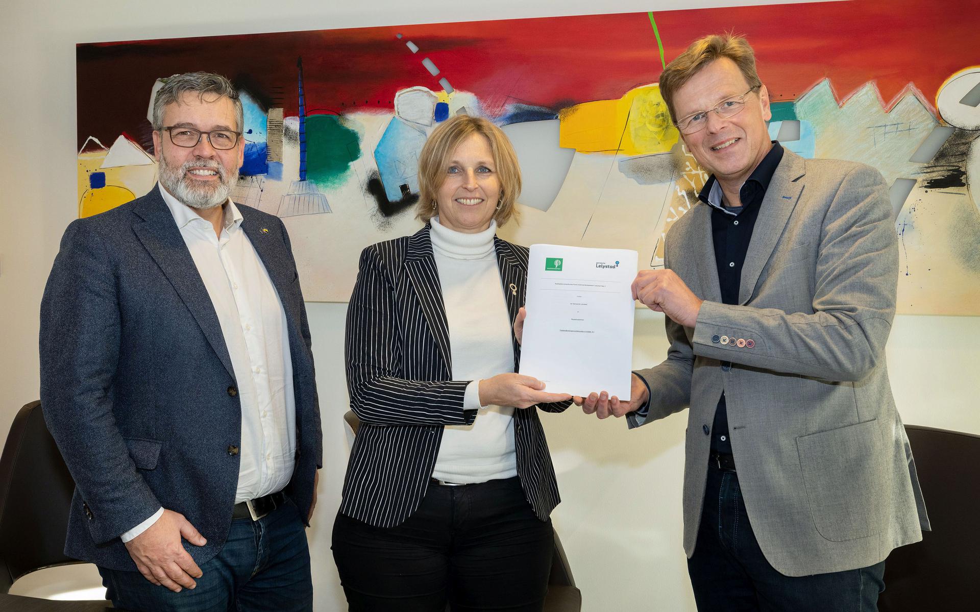 De realisatieovereenkomst werd onlangs getekend door (van links naar rechts): Michiel Rijsberman, Annemieke Messelink-Dijkstra en Wout Neutel.