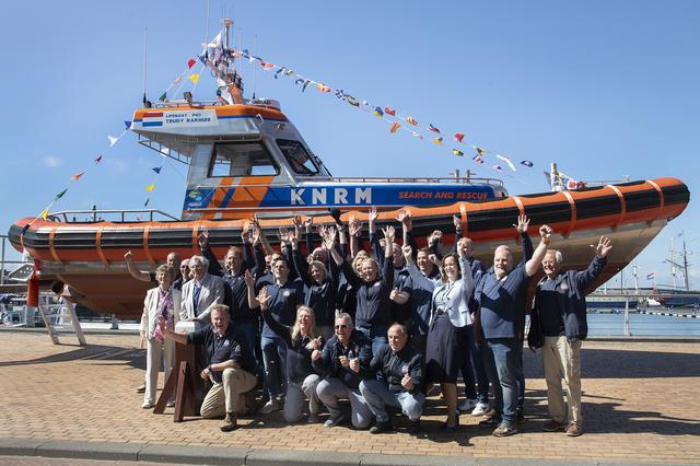 Nieuwe reddingboot KNRM Lelystad gedoopt: ‘Trudy Bakhuis’