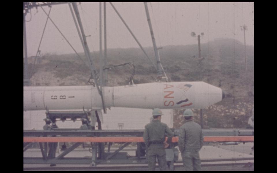 Still uit de documentaire; de raket met ANS aan boord wordt rechtop gezet op de lanceerplaats.