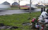 Het monument langs de Larserdreef bij de plaats waar op 29 november 2019 het dodelijk ongeval plaatsvond.