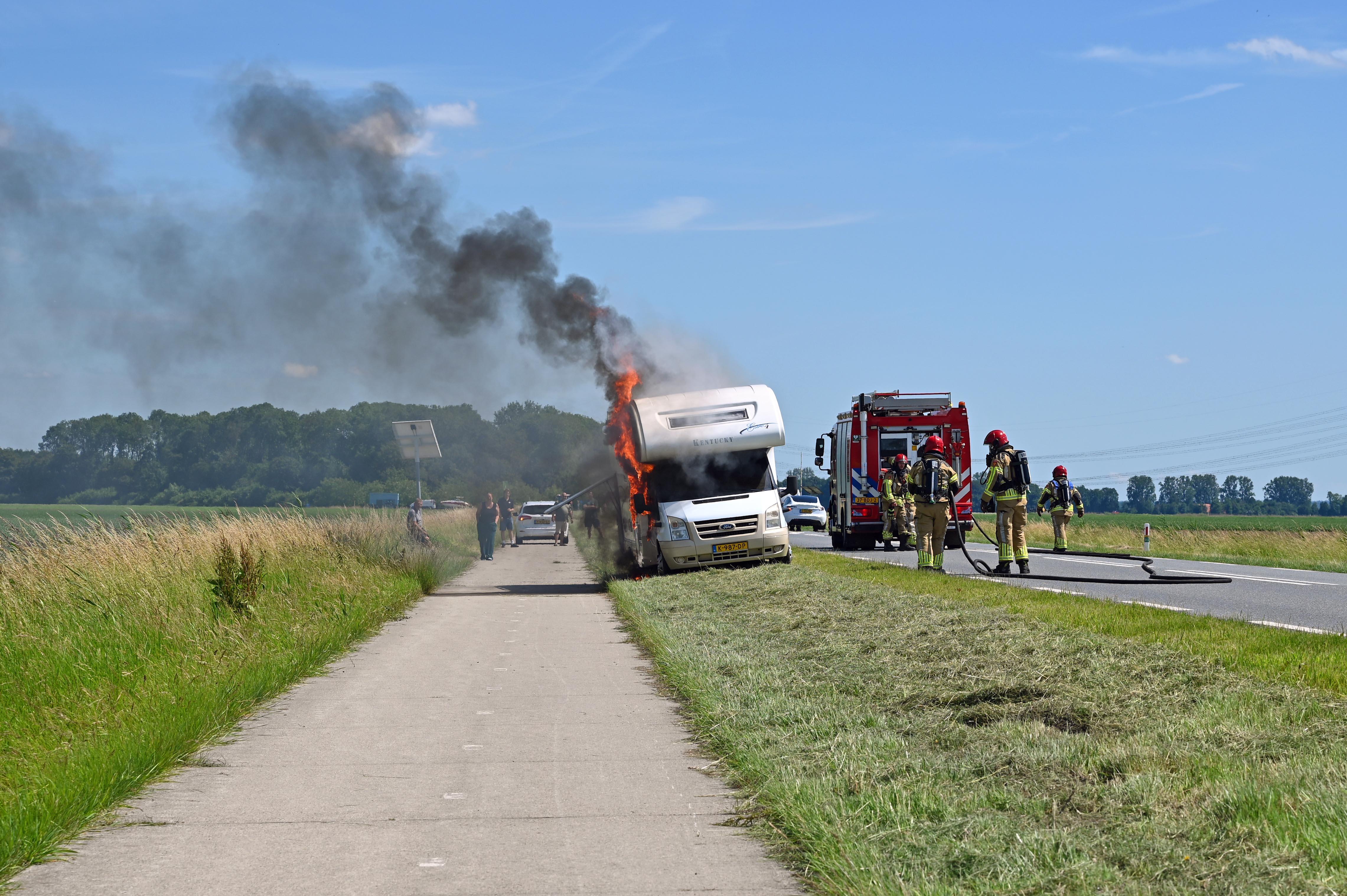 Camper uitgebrand op Elburgerweg bij Dronten