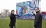Wethouder Adam Elzakalai (links) en Roelof Schierbeek (Beyond) (rechts) lanceren de Augmented Reality op de grootste muurschildering van het project.