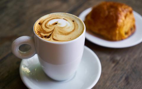 Een kopje koffie lost geen wereldproblemen op, maar is toch belangrijk, betoogt FlevoPost-columnist Bart van der Wal.