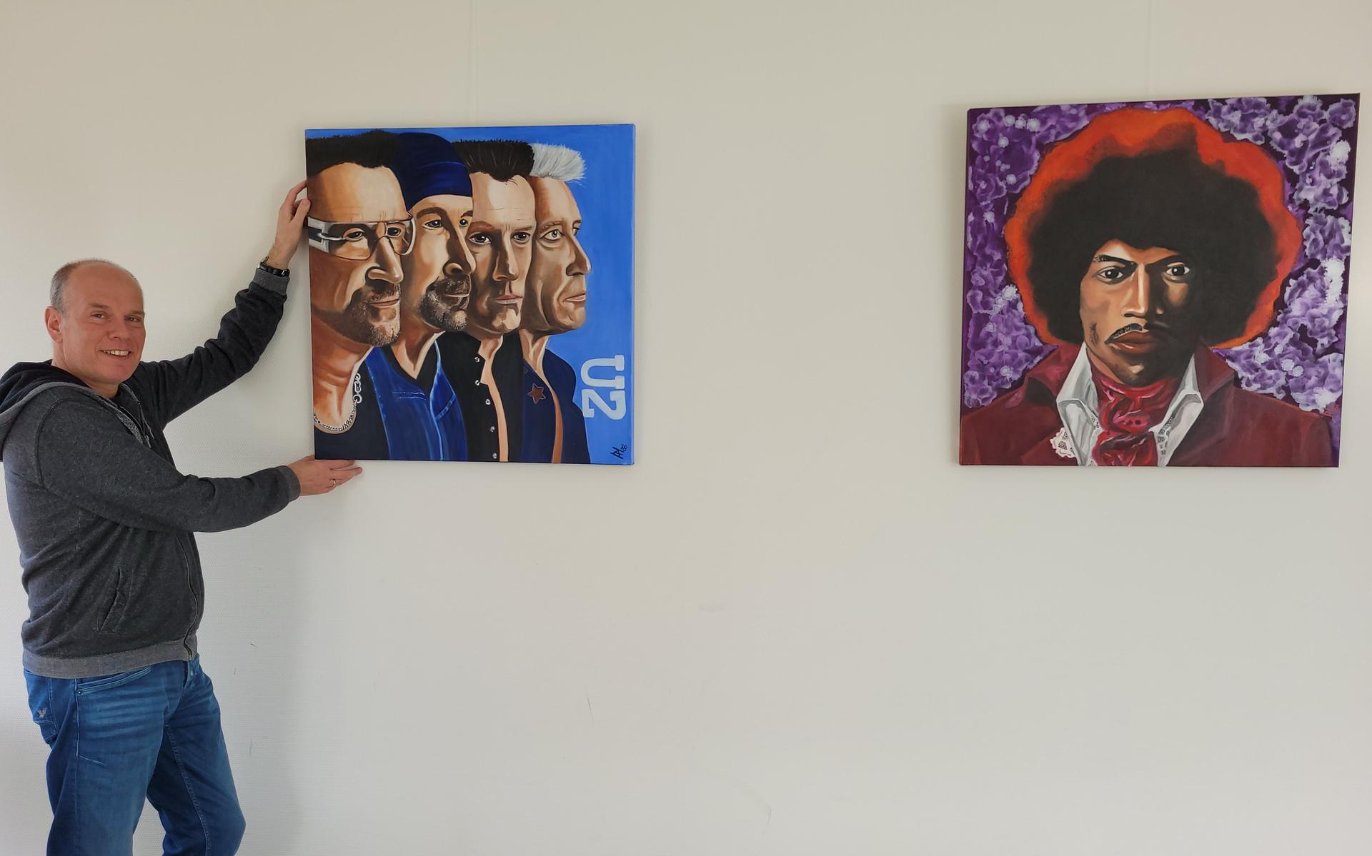 Jan-Albert Ernsten bij enkele van zijn schilderijen.