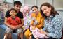Burgemeester Mieke Baltus op kraambezoek bij de kersverse ouders van Fatima, de eerste baby die geboren is in de vluchtelingenopvang SGL.