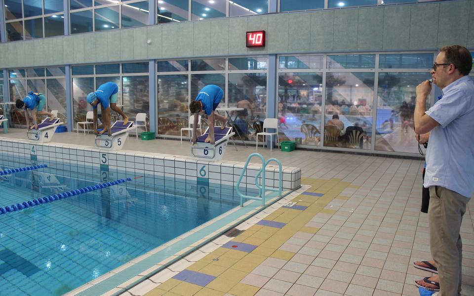 Wethouder Dennis Grimbergen geeft het startschot voor de Indoor Lelystad Swim to Fight Cancer.