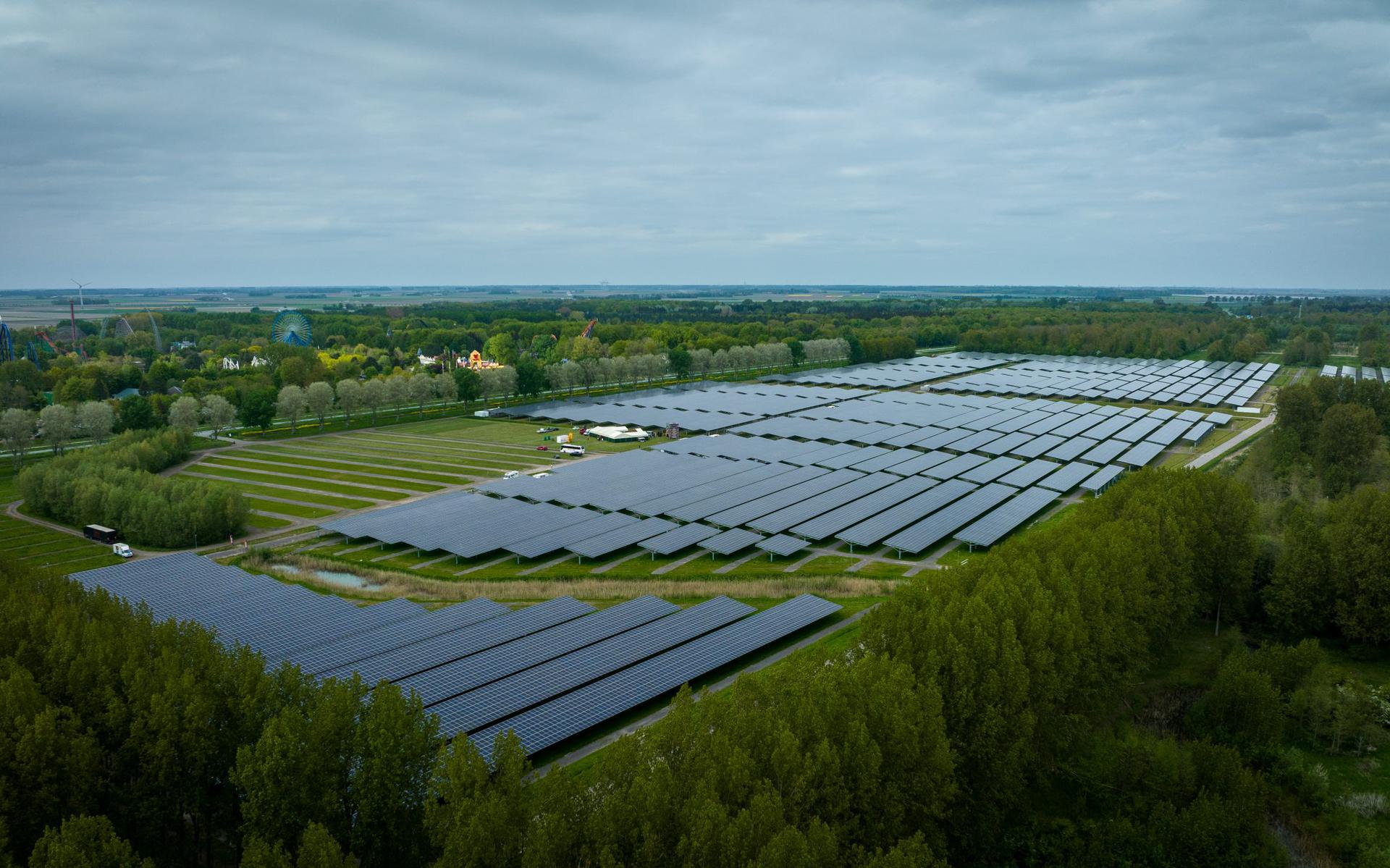 Met behulp van 90.000 zonnepanelen kan Solar Carport Biddinghuizen zo’n 10.000 huishoudens van groene stroom voorzien. 