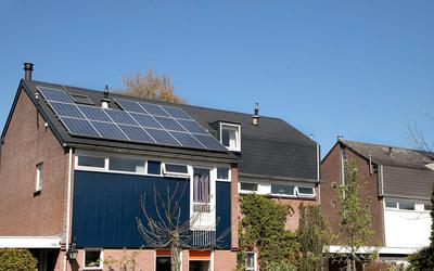 Met de subsidieregeling kunnen eigenaren niet alleen hun asbestdak vervangen, maar ook hun nieuwe dak isoleren en verstevigen zodat er zonnepanelen geplaatst kunnen worden. 
