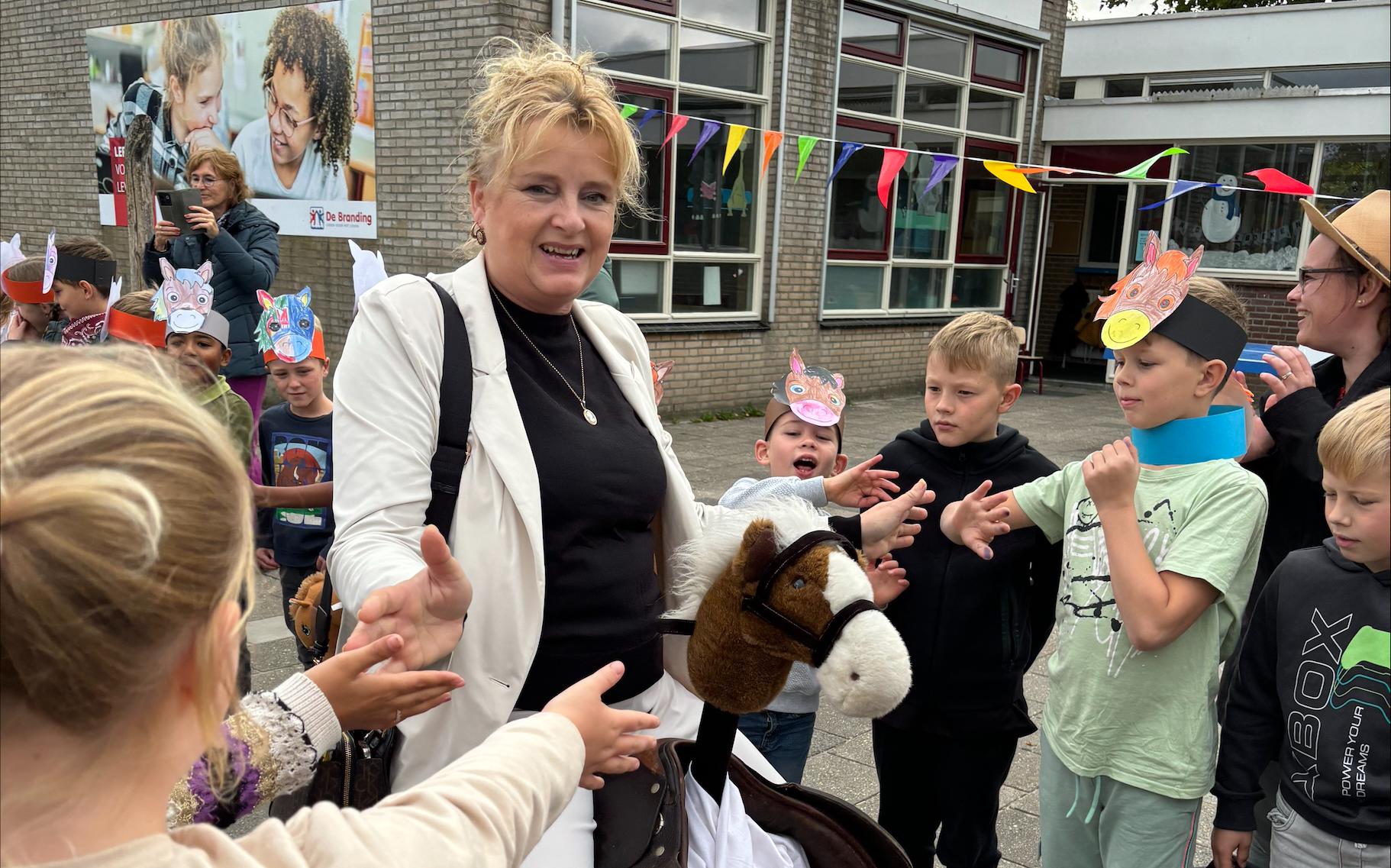 Juf Gijselien van De Branding in Swifterbant 25 jaar in het onderwijs