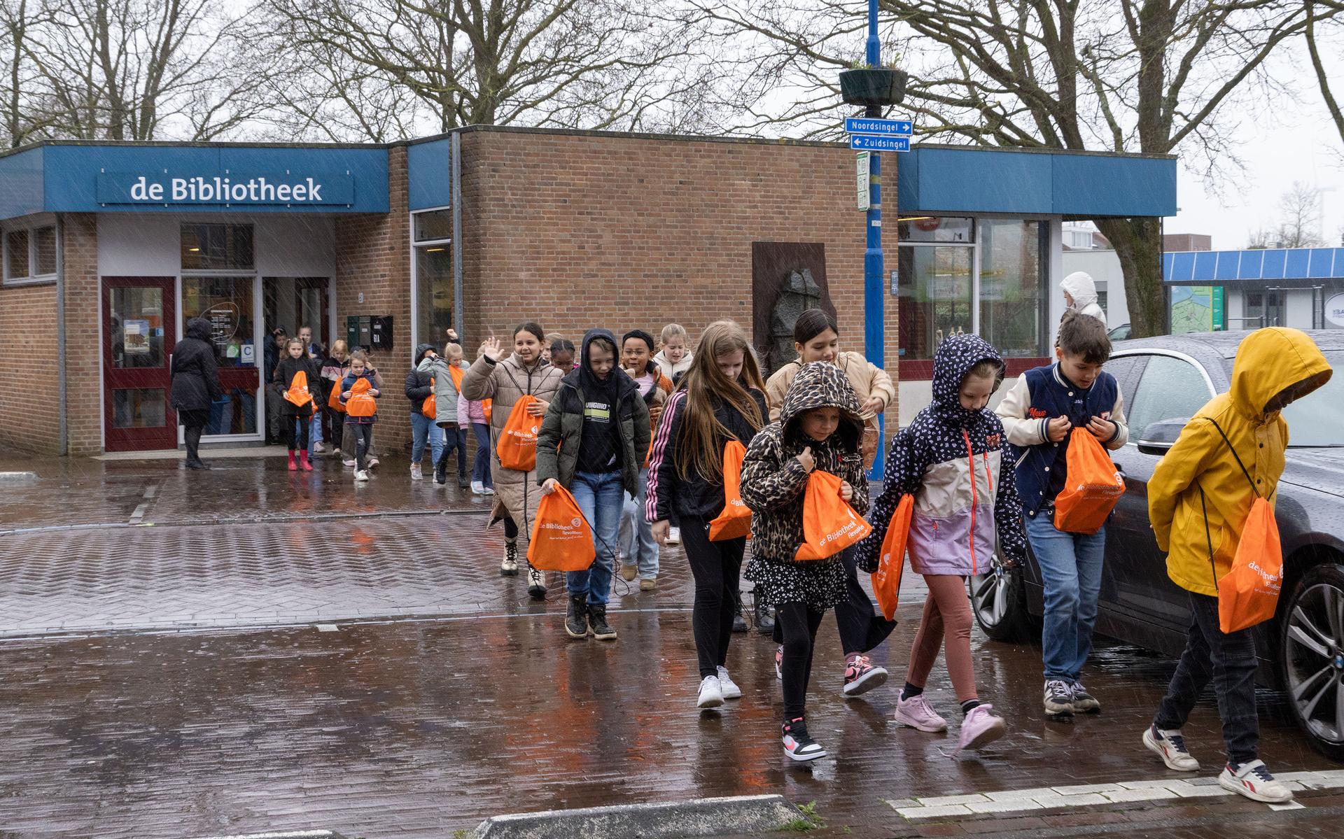 Schoolkinderen Swifterbant helpen de bieb tijdens 'de laatste loodjes' van de verhuizing naar het MF