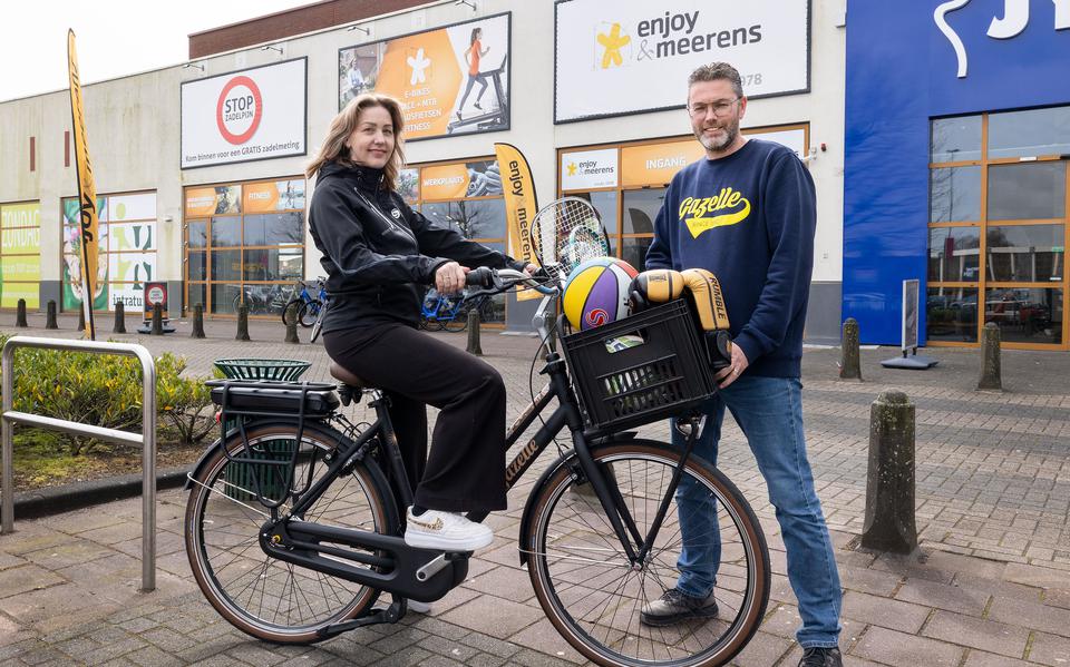 Buurtsportcoach Anderea op haar nieuwe fiets.