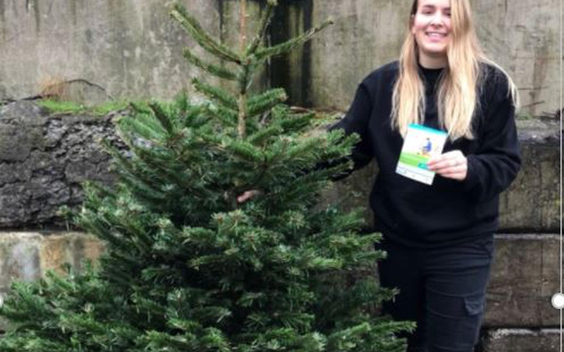 Demi is de eerste inwoner van die boompjespakket krijgt voor inleveren van haar kerstboom zonder kluit - Flevopost