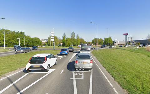 De rotonde van de Zuigerplasdreef, Larserdreef en Valkendreef is één van de knooppunten in Lelystad waar het verkeer dagelijks vaststaat.