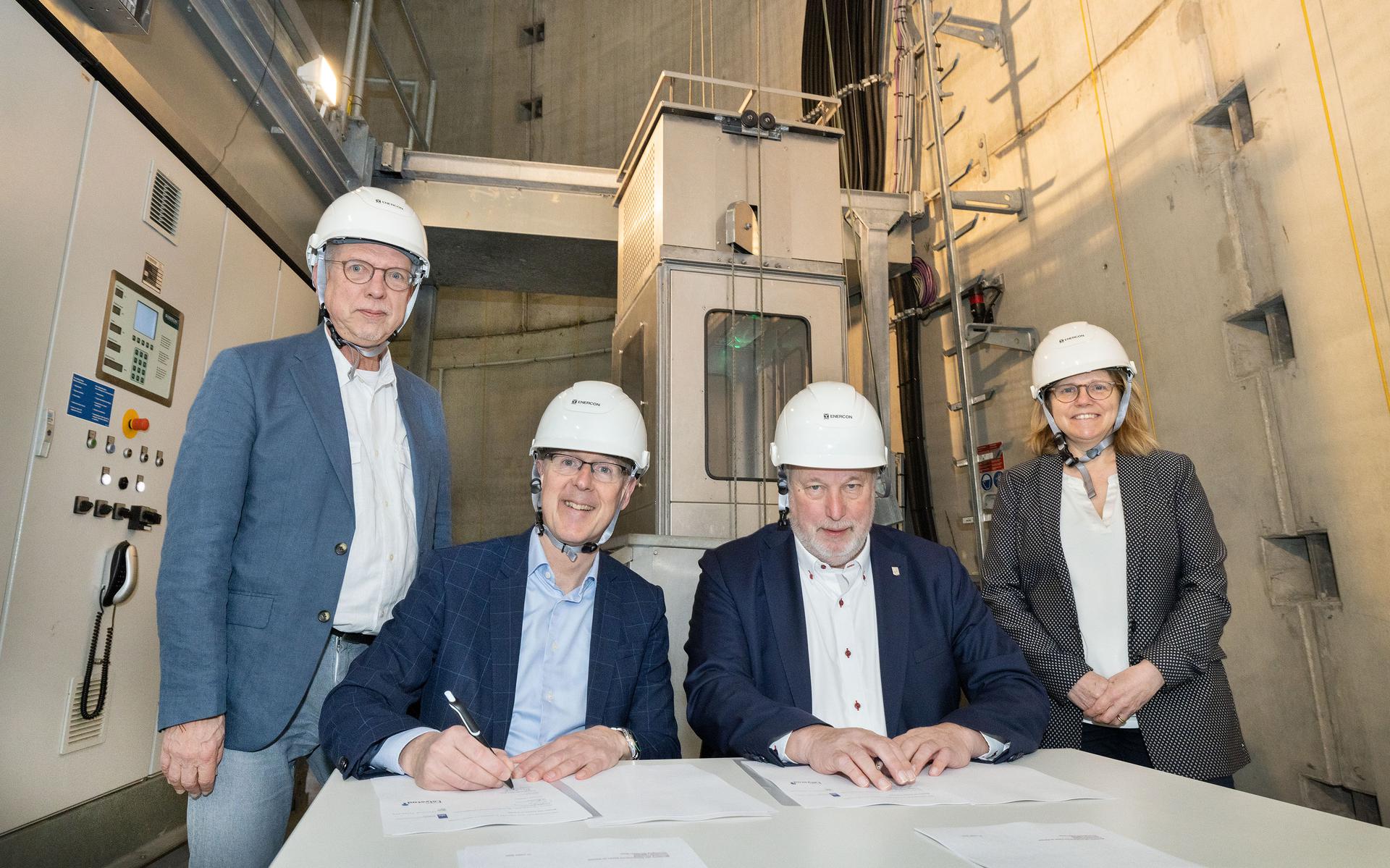 In de 4,2 MW testturbine van Enercon aan de Lelystadse Runderweg startten drie overheden en initiatiefnemer Vereniging Windplan West formeel de verkenning voor het laatste grote windplan in Flevoland.