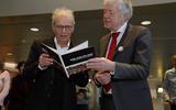 Sunsationoprichter Thom Ummels (links) en commissaris van de koning Leen Verbeek bekijken het boek Ode aan de zon.