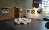 De geometrische schilderijen van Monica Maat zijn samen met de driedimensionale werken van Henk Rusman te zien in Museum Nagele.          