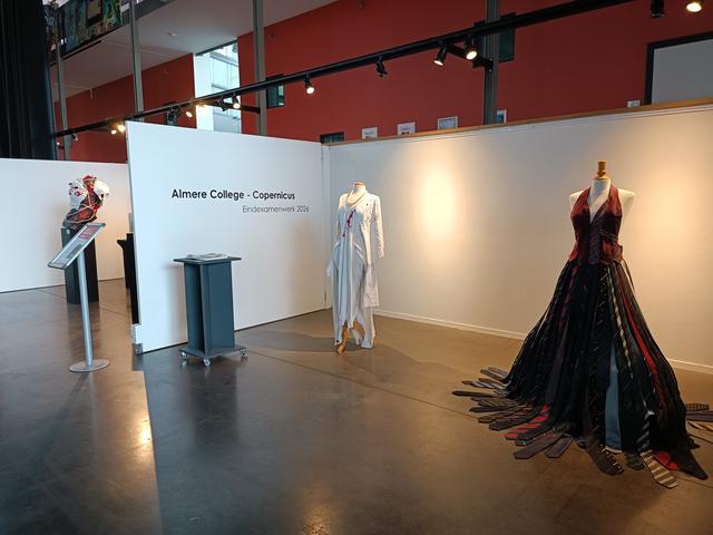 Eindexamenleerlingen Almere College Copernicus exposeren in De Meerpaal