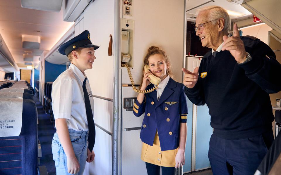 De cabin crew-medewerkers die de kinderen helpen en begeleiden bij de opdrachten hebben allemaal ervaring in de luchtvaart, het zijn namelijk gepensioneerde stewards en stewardessen.